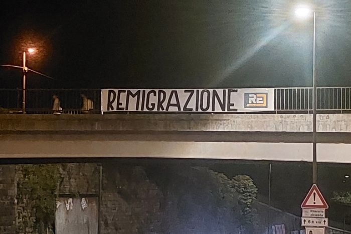 Centinaia di striscioni per la “remigrazione”: anche Trieste 'si sveglia con il nuovo slogan politico'