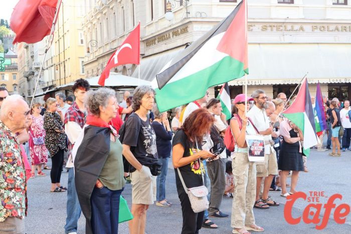 Flash mob a Trieste per sensibilizzare sul tema migranti: appuntamento venerdì in piazza Oberdan