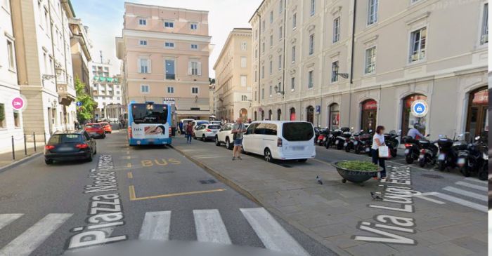 “Me ga fotografà auto e targa”: triestina scatena l’ironia social in piazza Tommaseo