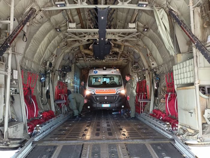 Bimbi in pericolo di vita trasportato d'urgenza da Bari a Roma su Ambulanza Imbarcata su un C-130
