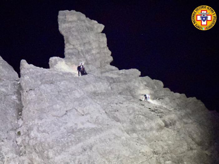 Due giovani si perdono in montagna, scende la sera e si fanno recuperare da 5 del soccorso alpino