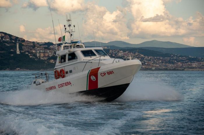 golfo di Trieste, due diportisti in difficoltà a bordo di una piccola imbarcazione salvati dalla Guardia Costiera
