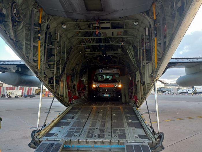 Bambina in pericolo di vita salvata da un volo d'urgenza dell’Aeronautica Militare in Italia