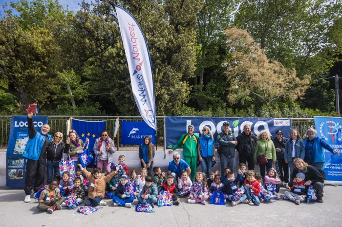 Barcola, 29 bimbi puliscono il mare: “Piccoli eco-esploratori” in azione per Mare Nordest 2025
