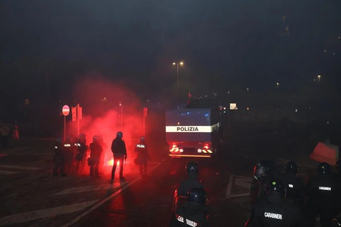 Udine, scontri prima di Italia–Israele: 13 fermati, 2 arrestati e 11 agenti feriti. Maxi dispiegamento di forze
