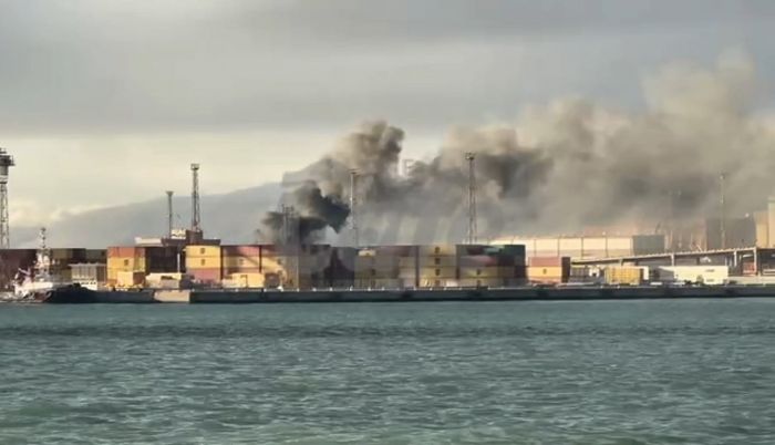 Porto di Trieste: uno staker prende fuoco, intervento immediato dei vigili del fuoco (VIDEO)