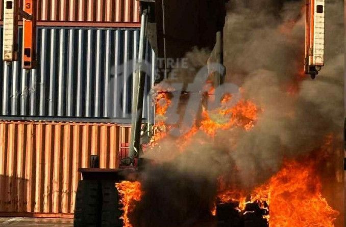 Incendio al porto di Trieste: Intervento immediato dei vigili del fuoco, incendio sotto controllo e nessun ferito