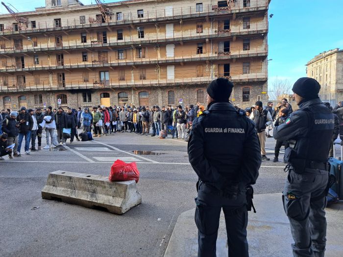 Porto Vecchio, proseguono le operazioni di sgombero dei migranti. Due magazzini verranno chiusi 