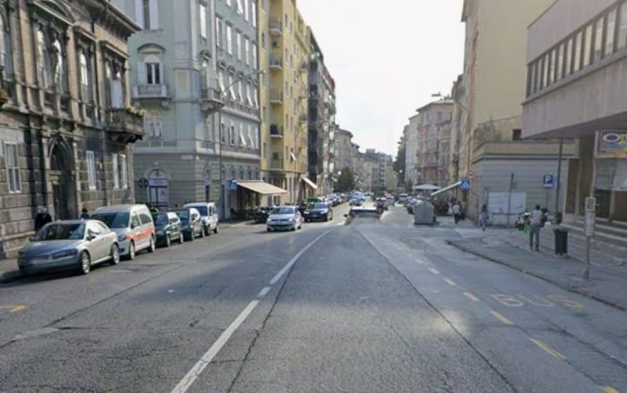 Quindicenne aggredito con una testata alla fermata del bus, "lo avevo solo guardato in faccia"