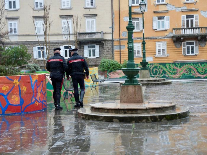 Maxi aggressione maranza piazza Perugino “Due militari contro decine di aggressori”