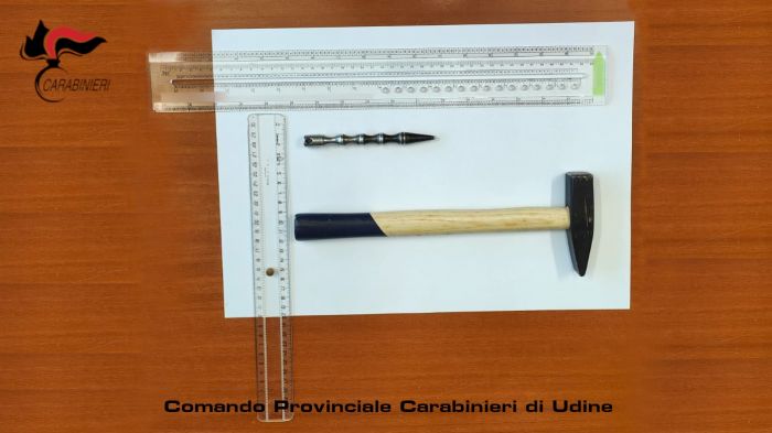 Minaccia il fratello con un punteruolo kubotan di 15 cm e un martello, 38enne nei guai 