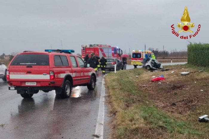 Maniago, donna incinta salvata dai Vigili del Fuoco: auto ribaltata nel canale