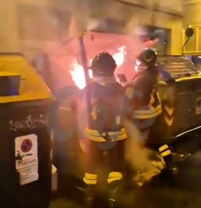 Incendio nella notte in via Torino: cassonetto in fiamme (VIDEO) 