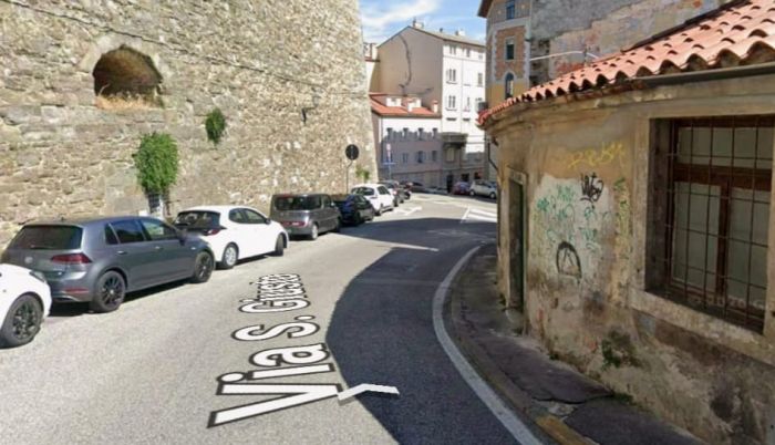 Cantiere a San Giusto, in difficoltà l'accompagnatore di un disabile in carrozzina 