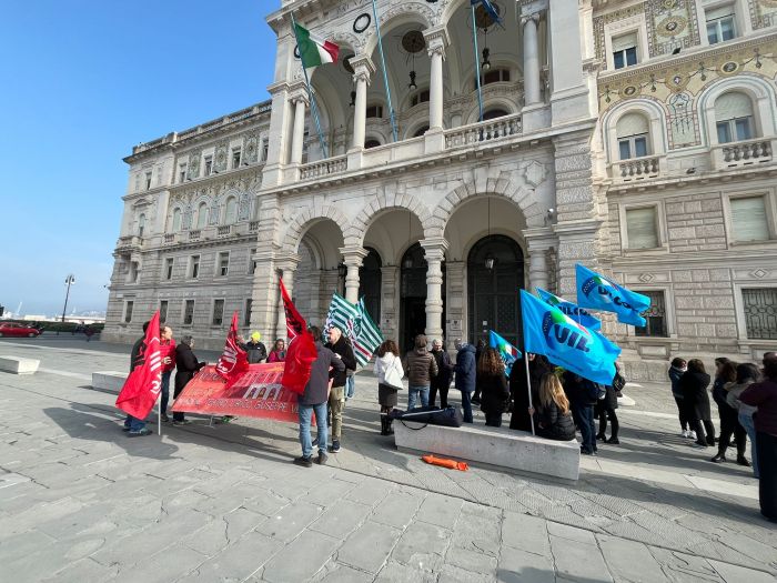 Fondazione lirica Teatro Verdi, dipendenti e sindacati in presidio "dignità del lavoro non negoziabile" (VIDEO)
