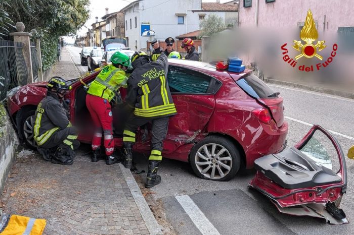 Gorizia. Schianto tra due auto, una finisce contro il muretto di una casa   
