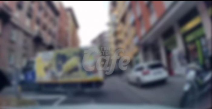 Camion invade la corsia opposta in via Fabio Severo, traffico bloccato e manovra shock (VIDEO)