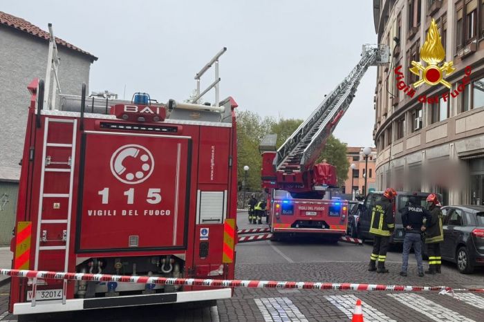 Gorizia. A fuoco il salotto di un appartamento, soccorse due persone e quattro cani 