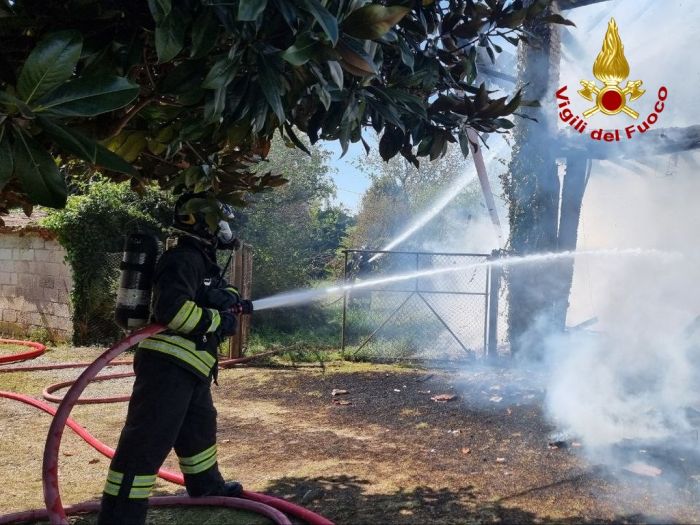 Fienile a fuoco nel Pordenonese, rapido intervento dei Vigili del Fuoco. Salve le costruzioni vicine 