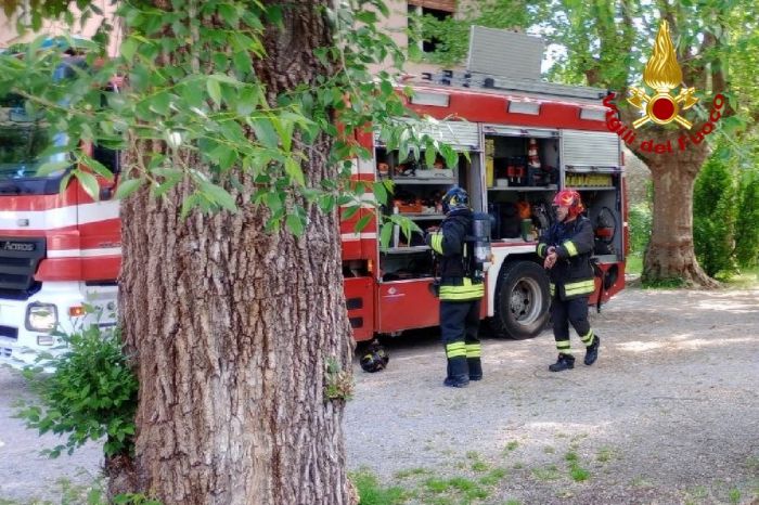 Staranzano. Attimi di paura: camera da letto va a fuoco, arredi in fiamme 