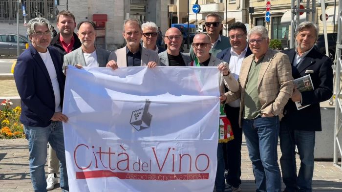 Monfalcone entra tra le "città del vino", consegnata la bandiera ufficiale 