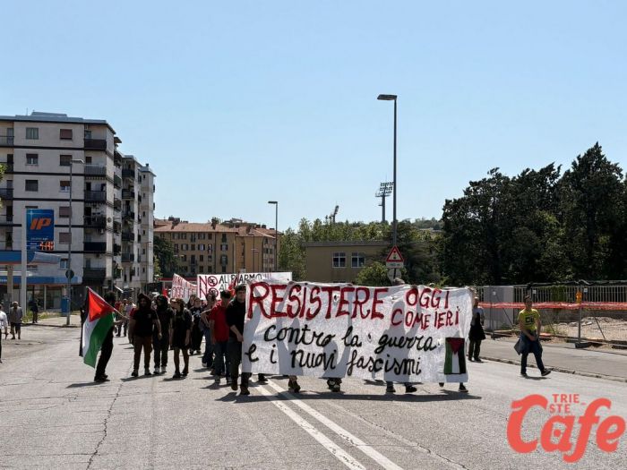 Corteo del 25 aprile, cori contro i giornalisti e clima acceso anche davanti al Cimitero 