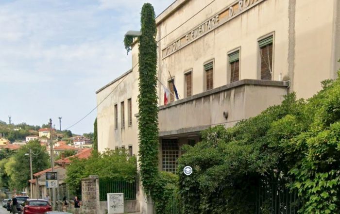 Violenza fuori da scuola: 14enne e docente aggrediti in via Zandonai