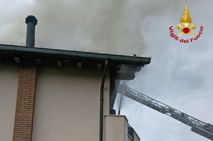 Incendio a Pasiano di Pordenone: fiamme sul tetto di una villetta, intervengono i Vigili del Fuoco