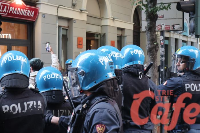 Tensioni al ricordo di Grilz. Il Pc Fvg: "Saluti romani insulto alla città"