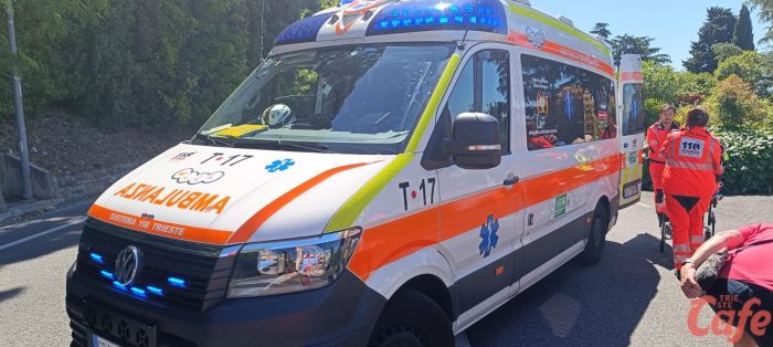 Paura sul lungomare di Trieste: ciclista colto da malore cade a terra davanti all’Hotel Riviera