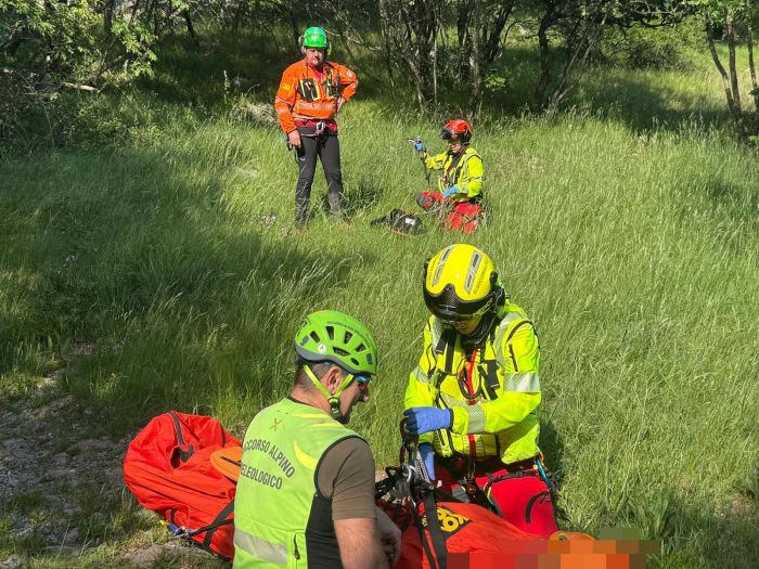 Monrupino, cade in mountain bike e sbatte contro un albero: 48enne soccorso dall’elicottero