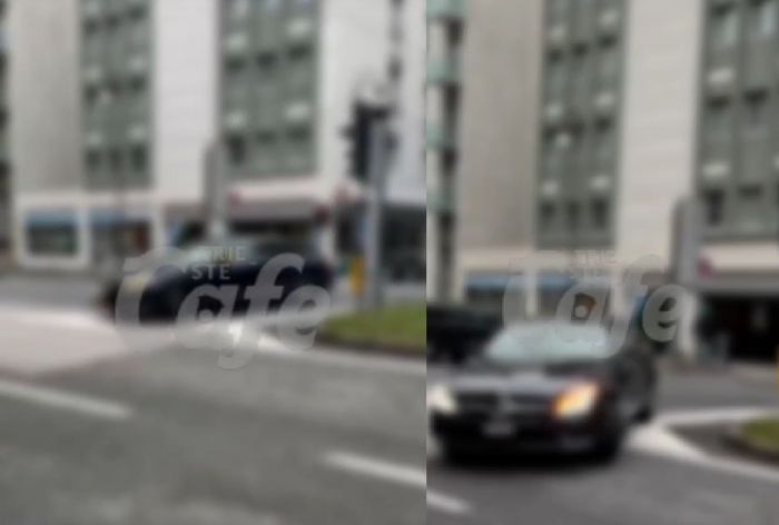 Follia in Corso Cavour, manovra spericolata rischia il disastro: passa anche un camion (VIDEO)