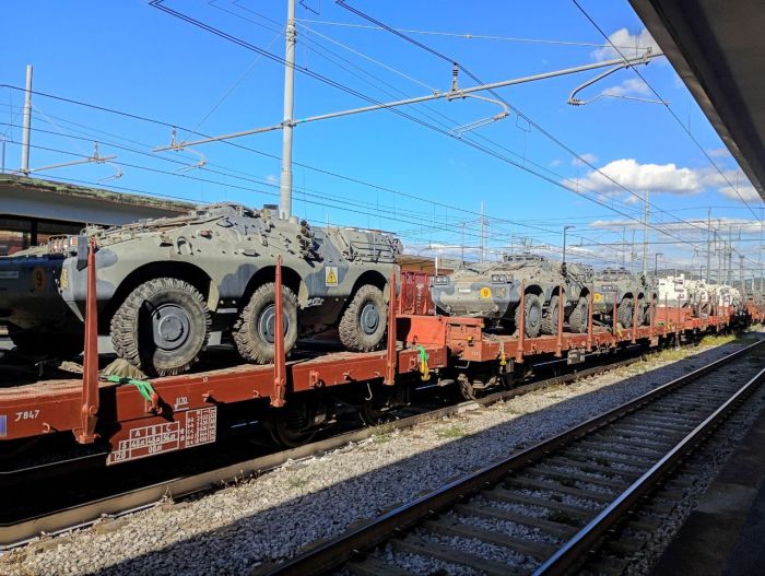 Il rombo dei carri armati scuote la città: “Trieste non sarà mai la piattaforma militare della NATO”