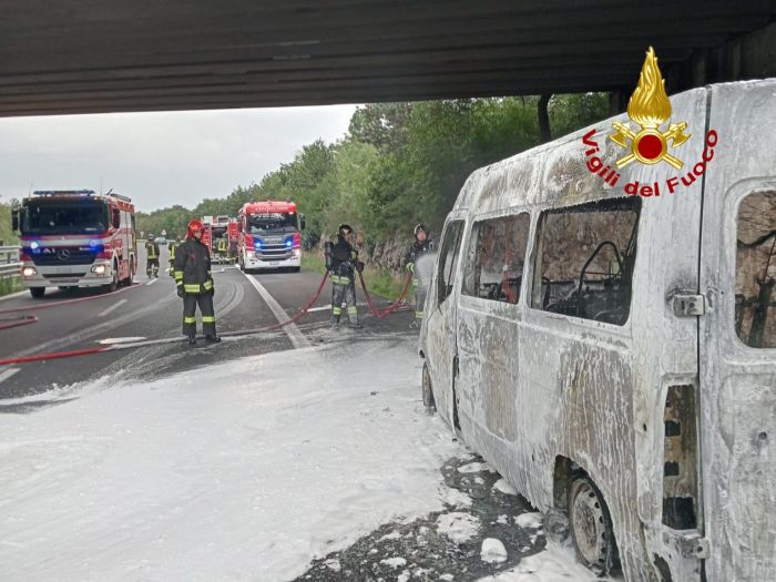 Furgone avvolto dalle fiamme sul raccordo autostradale a Prosecco: traffico in tilt ma nessun ferito (VIDEO)