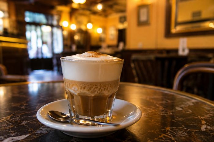 Perché a Trieste si beve il “capo in B”? Origine e curiosità del rito del caffè