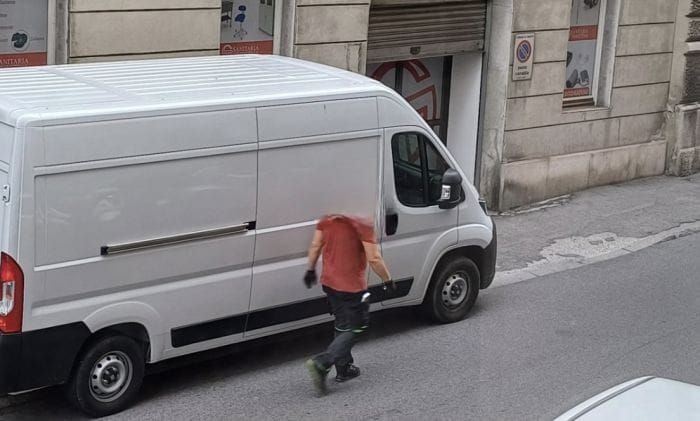 Furgone blocca il passaggio dei pedoni in Via Palestrina da due ore 
