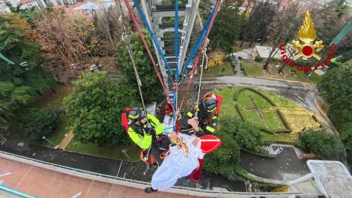Al Burlo arriva San Nicolò… dall’alto: pompieri in azione per regalare gioia ai bambini (VIDEO)