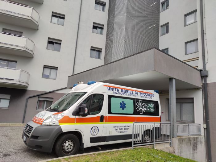 Fvg, scontro mattutino tra due auto: una finisce in un fossato, conducente ferito 