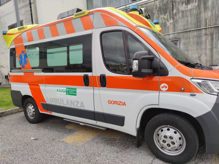 Cava Faccanoni, moto centra un'auto mentre sta effettuando la svolta 