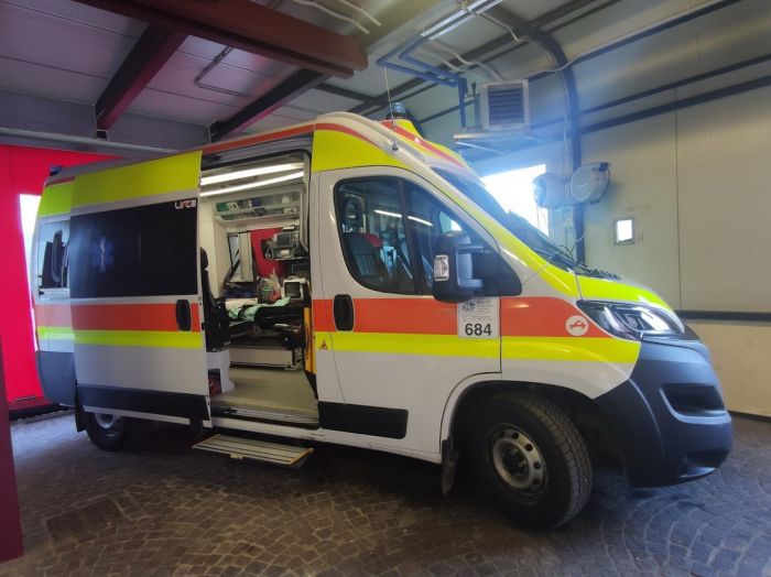Fvg, alla guida di una moto rovina malamente a terra nel corso della notte riportando traumi ad arti superiori e inferiori 
