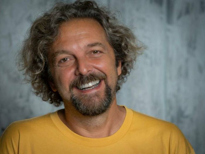 Mercoledì alla Contrada Antonio Ornano con “Maschio caucasico irrisolto”