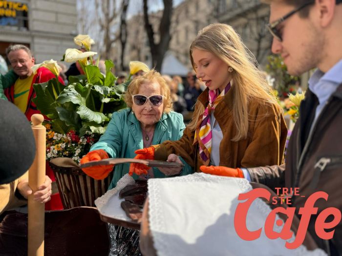 Apertura maxi uovo di Pasqua in largo Bonifacio, folla in tripudio per la cioccolata gratis!! (FOTO-VIDEO)