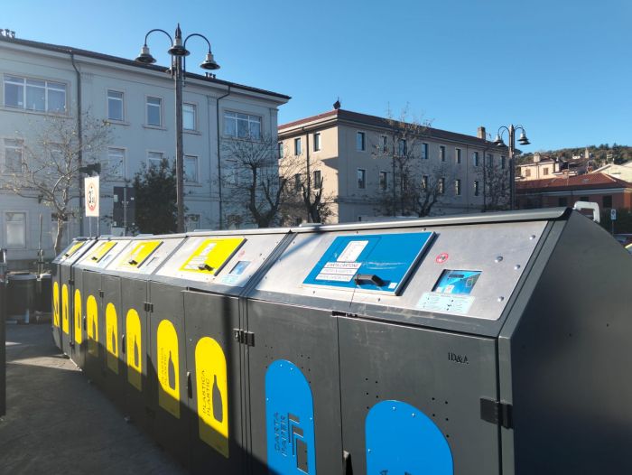 Trasformazione in corso a Muggia: nuovi cassonetti e tessere per la raccolta rifiuti