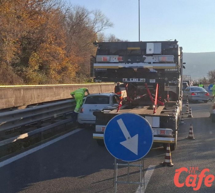 Incidente sulla sopraelevata, auto schiacciata contro il guardrail e traffico paralizzato