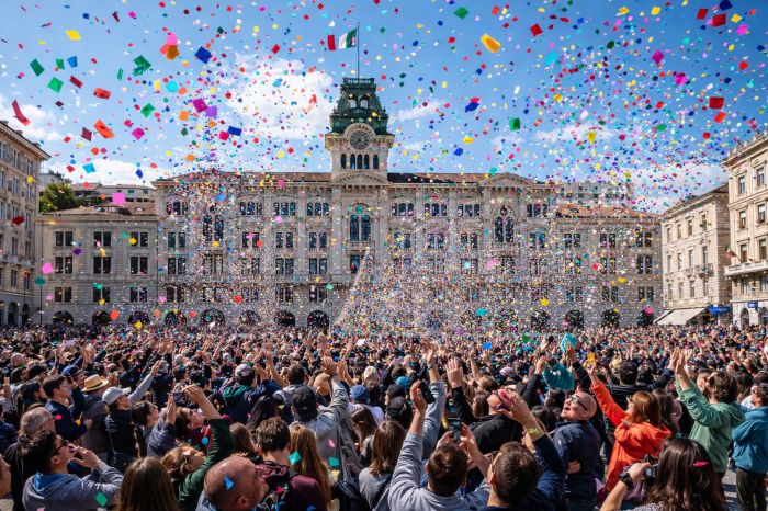 Pioggia di colori su piazza Unità: il flash mob che trasforma Trieste in un’esplosione di primavera