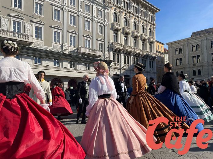 Grande successo per il ballo in costume a Trieste: folla in festa tra piazza Unità e Ponterosso (FOTO)