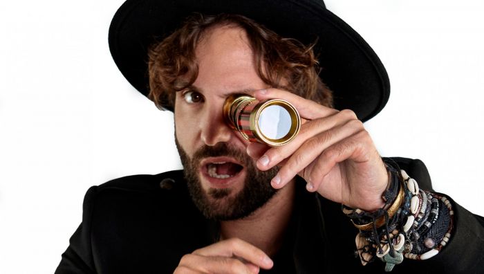 BARBASCURA x, il divulgatore e comico sarà live al Lignano Sunset Festival con "Sono qui per caos"