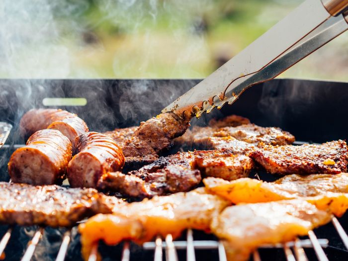 Rovescia il barbecue dei vicini e li aggredisce con un bastone nelle Marche