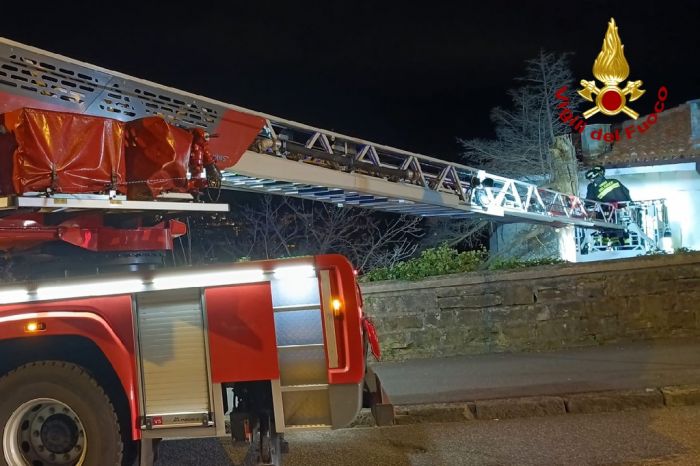I nostri eroi contro la bora: Trieste veglia mentre i vigili del fuoco macinano interventi senza sosta (VIDEO)