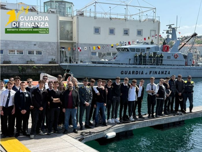 Trieste, giovani a lezione di mare e legalità con la Finanza: studenti e bambini tra navi e ambiente